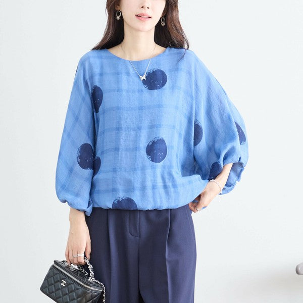 ブルーの大ドットブラウス モデルが爽やかな印象で前を向いた画像