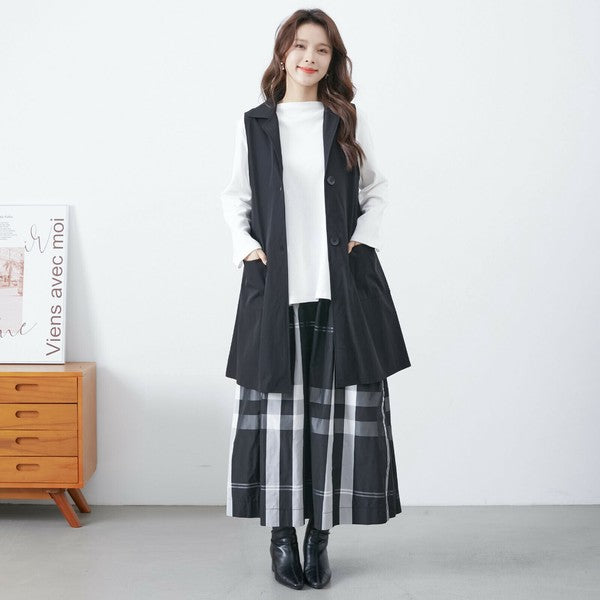 ロングベストを羽織った立ち姿モデル 全体コーデの雰囲気が伝わる1枚