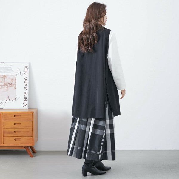 ロングヘアモデルが後ろ姿を見せるシルエット 背中のラインがきれいに見える一枚