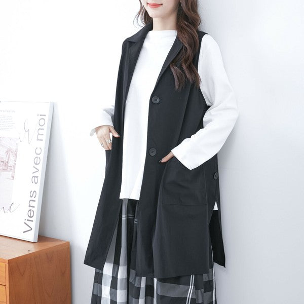 ベストの前を開けて自然に立つモデル インナーとのレイヤードが楽しめるスタイル