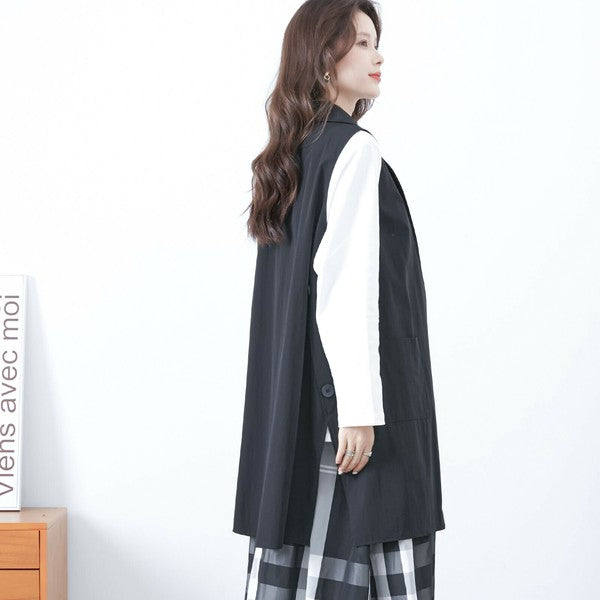 サイドからベスト全体を見せたカット ストンと落ちる縦長シルエットでスタイルアップ効果あり