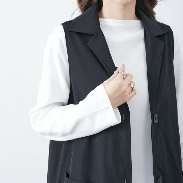 テーラード襟とボタンのアップディテール ロングベストのきちんと感が伝わるカット