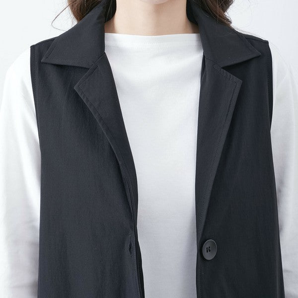 襟元と前立てのアップ 胸元のカッティングがわかるベストの印象的なディテール