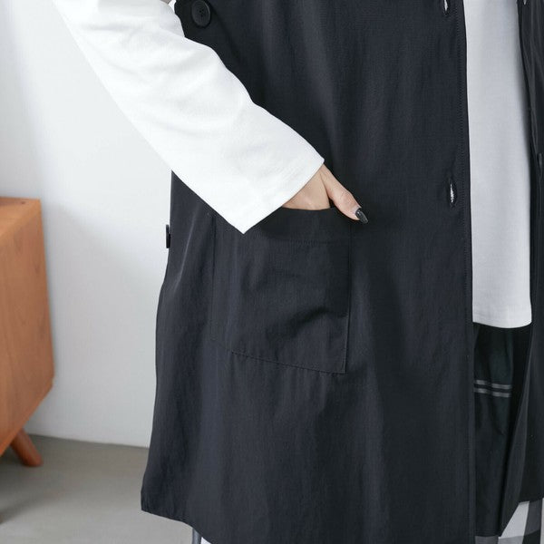 ポケットに手を入れた仕草 ロングベストの実用性を感じるサイドカット
