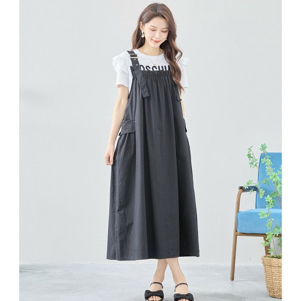 ジャンパースカートの横姿とフレア感 シルエットの広がりがよく分かるカット