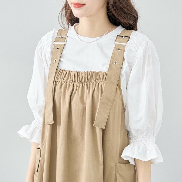 ベージュジャンパースカートの胸元アップ ギャザーと肩ストラップのデザインディテール