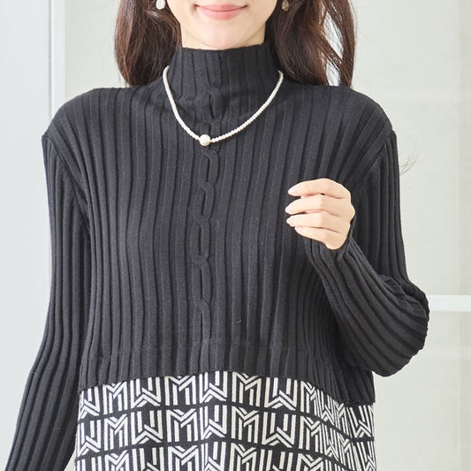 異素材切替リブニットチュニックの胸元と袖口のアップ、ネックレス着用