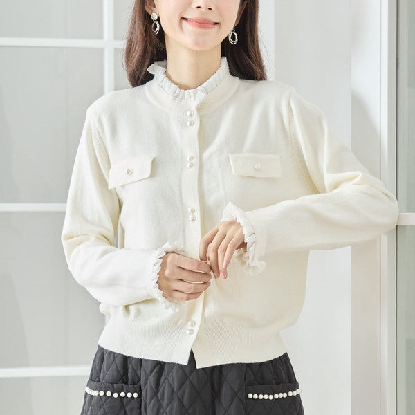 【M〜L】フリルネックパール釦ニットカーディガン|amie studio