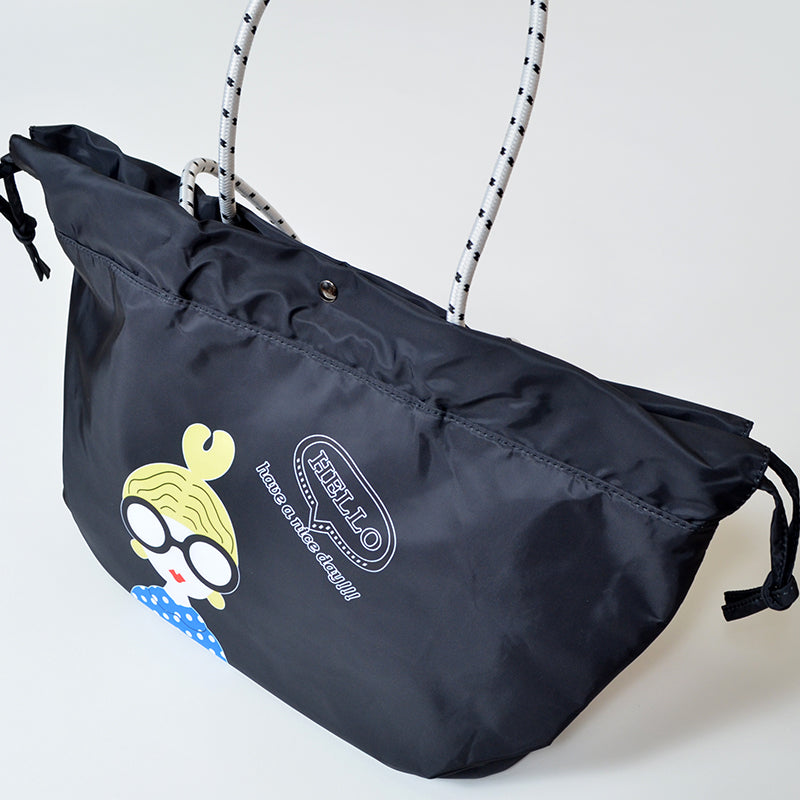 TRUBE ガールイラストトートバッグ N92-104|女の子プリントと英字ロゴ入り・軽量ナイロン素材・黒バッグ斜めからのアップ