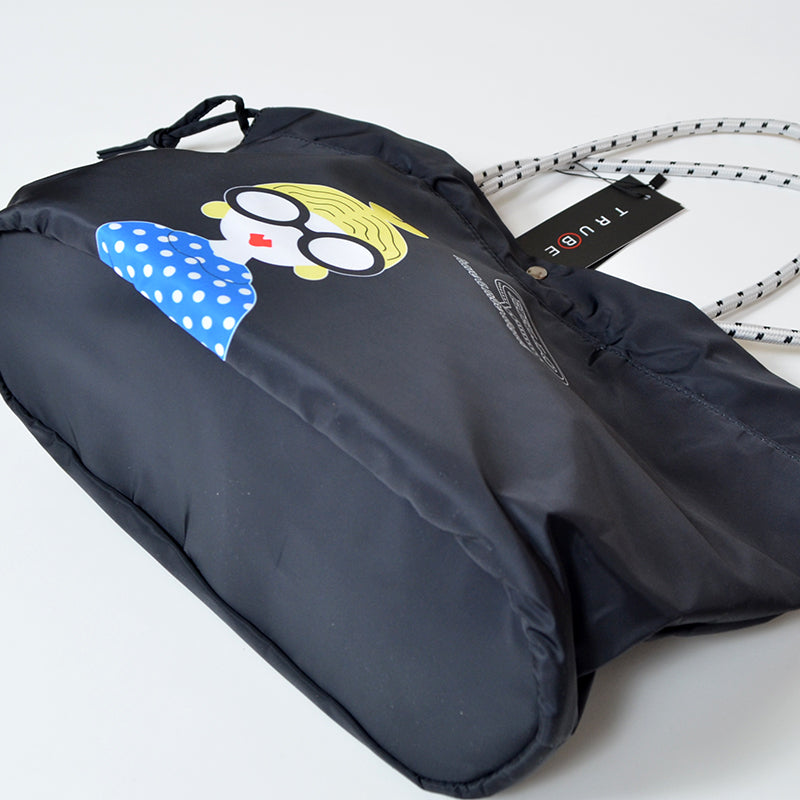 TRUBE ガールイラストトートバッグ N92-104|背面ファスナーポケット付き・収納力のある軽量ナイロンバッグ 底部分のアップ