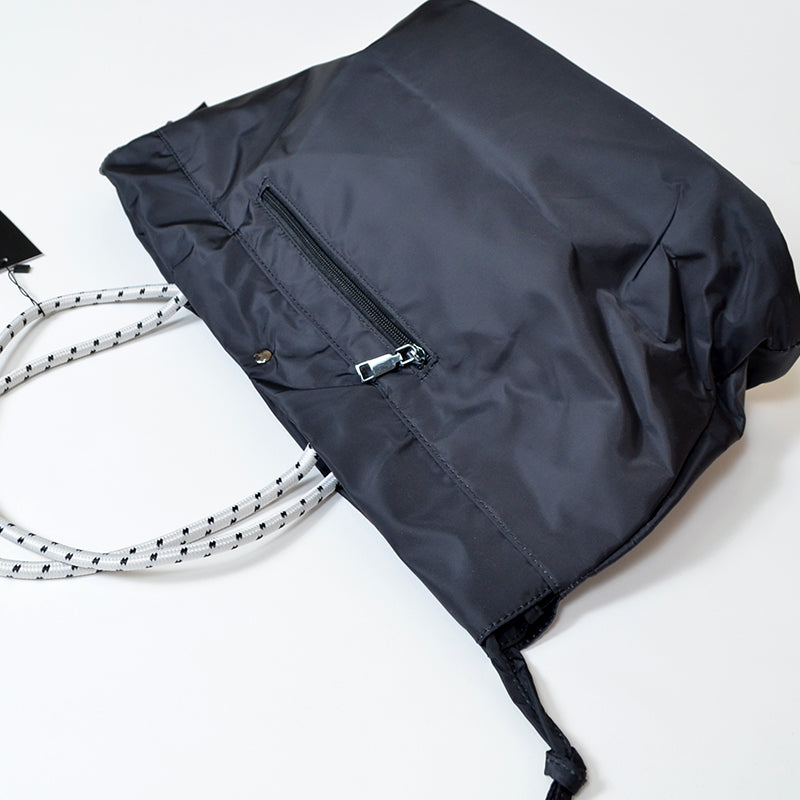 TRUBE ガールイラストトートバッグ N92-104|背面ファスナーポケット付き・収納力のある軽量ナイロンバッグ