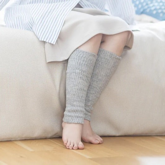グレーのレッグウォーマーを着用した足元(室内・座り姿勢)