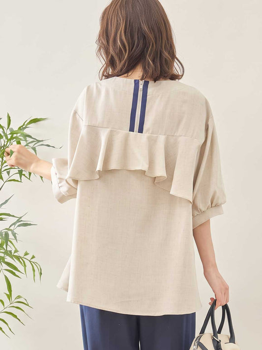 Mikonosublue Storeのベージュ色バックフリルトップス。背面にファスナーと2段フリルをあしらったAラインの5分袖ブラウス。
