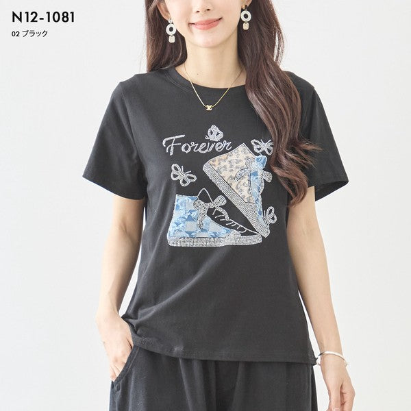 Mikonosublue Storeのラインストーンと異素材パッチワークのスニーカー柄が施された黒の半袖Tシャツ