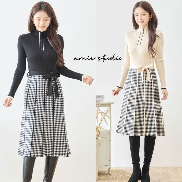 Mikonosublue Storeのチェック柄ニットドッキングワンピース。ハイネックとウエストリボンが特徴のフィット&フレアシルエット。