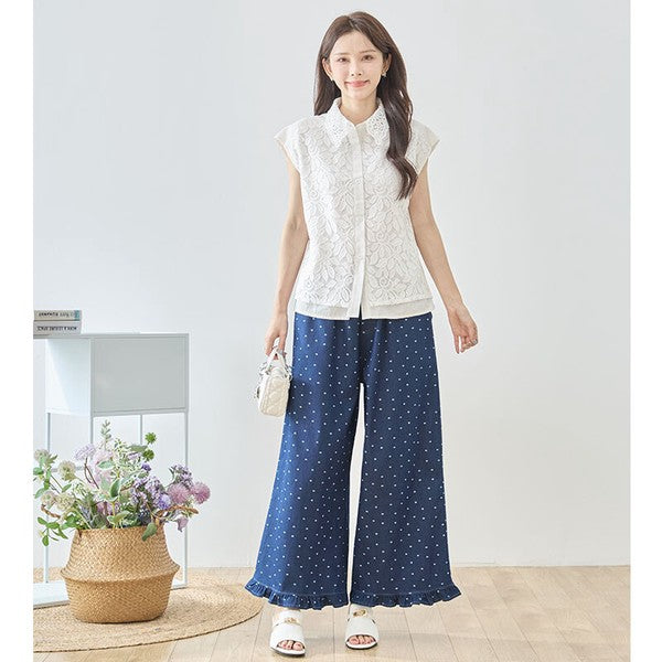 Mikonosublue Storeのドット柄裾フリルデニムワイドパンツ。ネイビーの綿100%素材でウエストゴムのゆったりとしたシルエット。