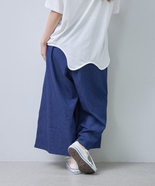 Mikonosublue Storeのフラワーとドット柄がプリントされた涼しげな綿混素材のワイドパンツを着用した後ろ姿