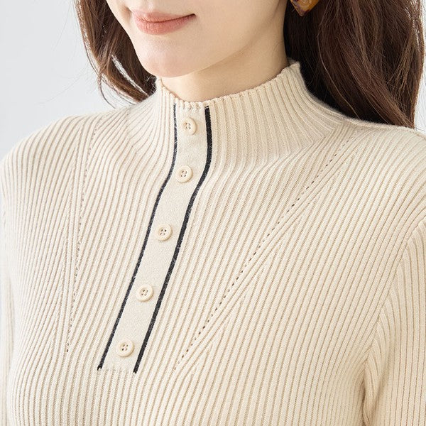 Mikonosublue Storeのハイネックリブニットワンピース。フロントボタンと配色ラインが上品なアイボリーの長袖ニット。