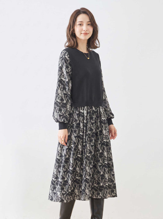 Mikonosublue Storeのニットと抽象柄生地を組み合わせた長袖ドッキングワンピース。ゆったりとしたシルエットで体型カバーも叶う上品な秋の装い。