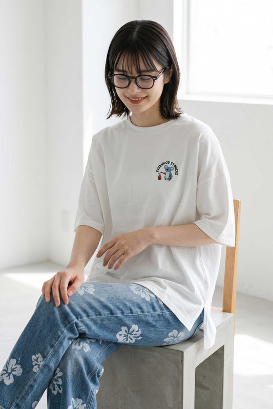 Mikonosublue Storeのコアラ刺繍入り白Tシャツ。ゆったりとしたチュニック丈で、綿100%の16SOE天竺素材を使用したドロップショルダーの半袖トップス。