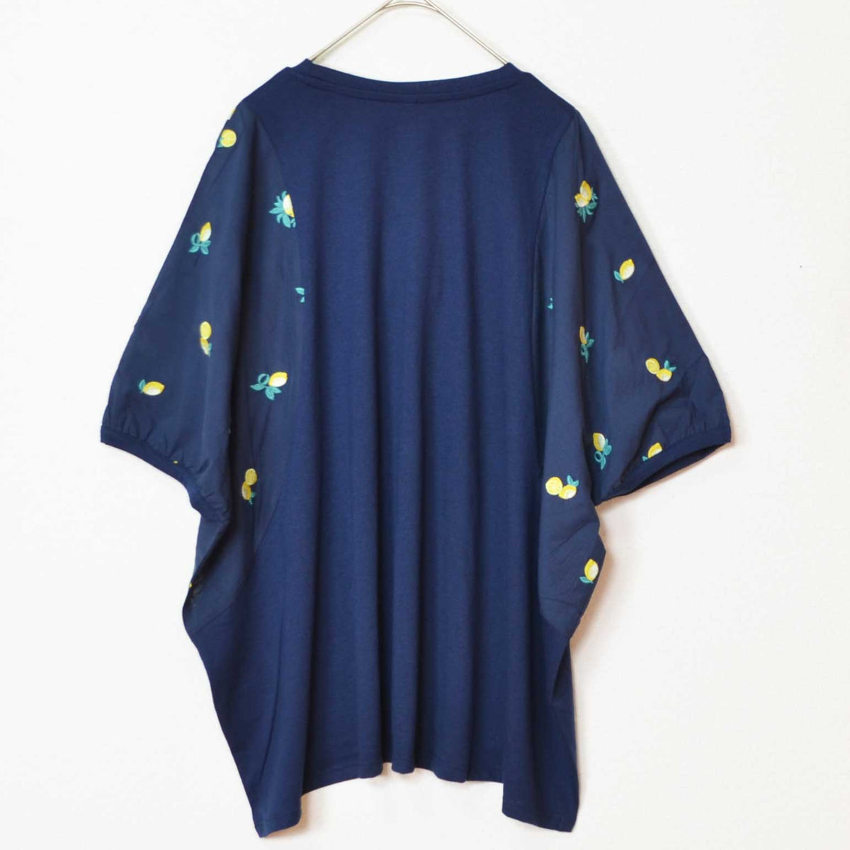Mikonosublue StoreのネイビーのビッグシルエットTシャツ。袖にレモンの総刺繍が施された異素材切替の五分袖トップス。