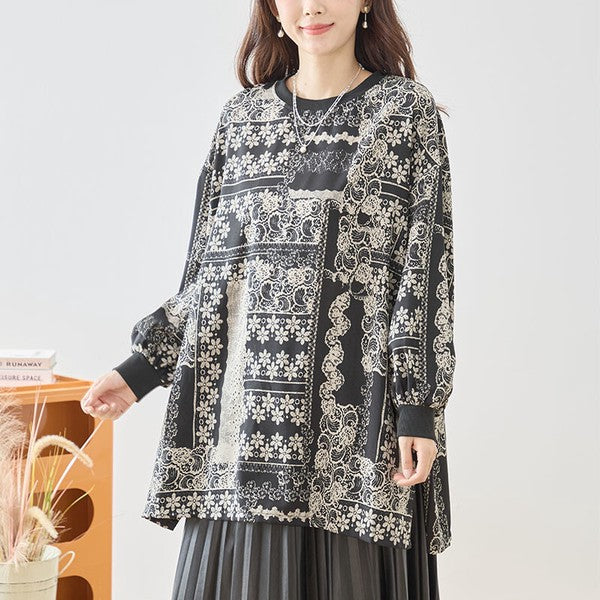 Mikonosublue Storeのモノトーン花柄パッチワーク風チュニック。リブ袖とゆったりしたシルエットが特徴の長袖プルオーバー。