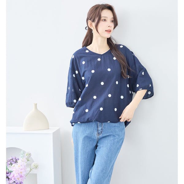体型カバーもおしゃれに♪ 夏のドット柄トップスおすすめコーデ