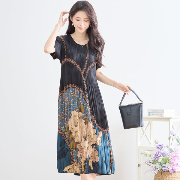 「華やかプリーツで魅せる！エレガントフラワーワンピース（N82-282）」｜40代・50代にも似合うゆったり春夏コーデ