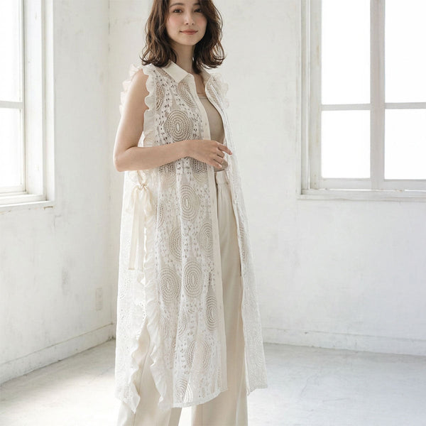 いつものコーデが見違える。サイドリボンが目を惹く大人の総レースロングジレ