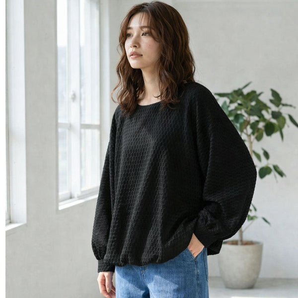 「甘すぎない」がちょうどいい。透け感ジャカードで魅せる大人のバルーンプルオーバー