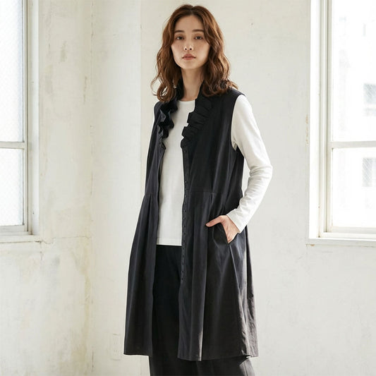 顔周りに華やぎを。一枚で「きちんと感」と「抜け感」を叶える大人のフリルネックベスト