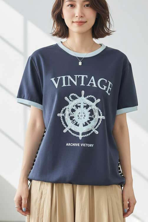 夏を呼び込む爽やかさ。細見えを叶える「イカリ柄×サイドボーダー切替 Tシャツ」