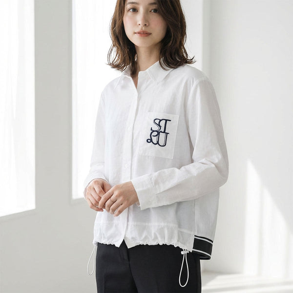 スポーティ×きれいめ。胸元刺繍と裾ドロストで魅せる大人の遊び心シャツ