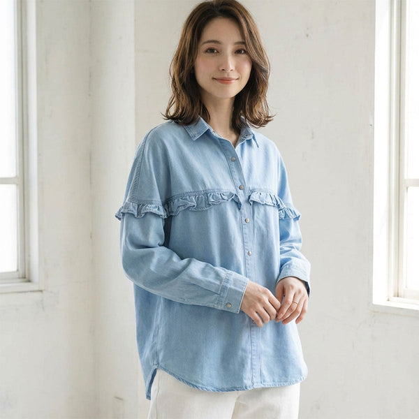 カジュアルと甘さの絶妙バランス。大人の余裕を纏う綿100%フリルデニムシャツ