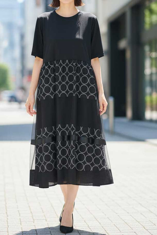 纏うだけで洗練モード。透け感チュールが重なる「サークル柄レイヤードワンピース」