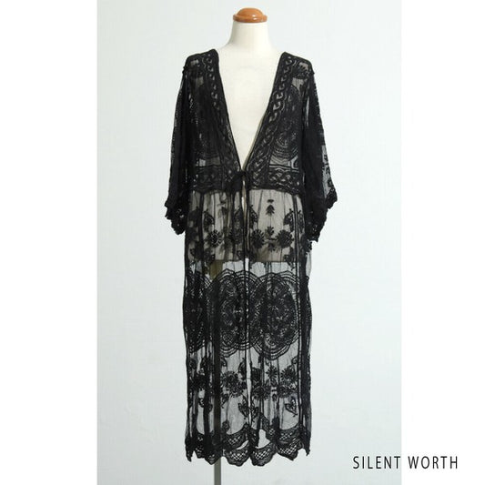 ブラックの総レースカーディガン トルソー着用 正面全体が分かる画像