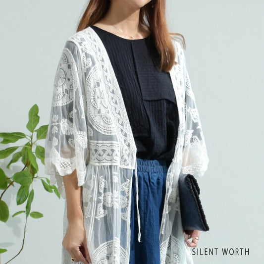 ホワイトのレースカーディガン 羽織りの透明感が美しい肩〜袖部分のアップカット