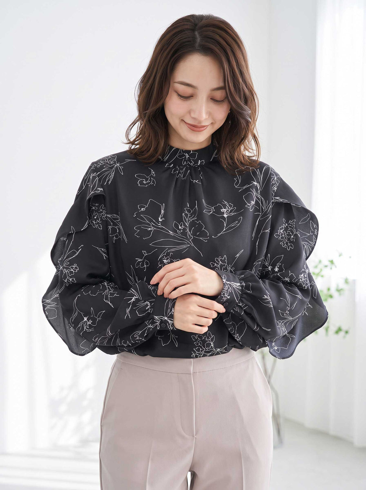 ブラウス 花柄 フリルスリーブ プチハイネック すっきり 長袖 春 秋 冬 M L