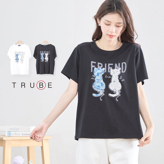 白と黒の2色展開、前面に「FRIEND」ロゴと2匹のネコプリント入り