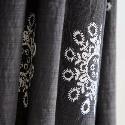 N53-039 ブラック刺繍ワンピース 裾刺繍拡大 花柄と幾何モチーフのコンビネーション