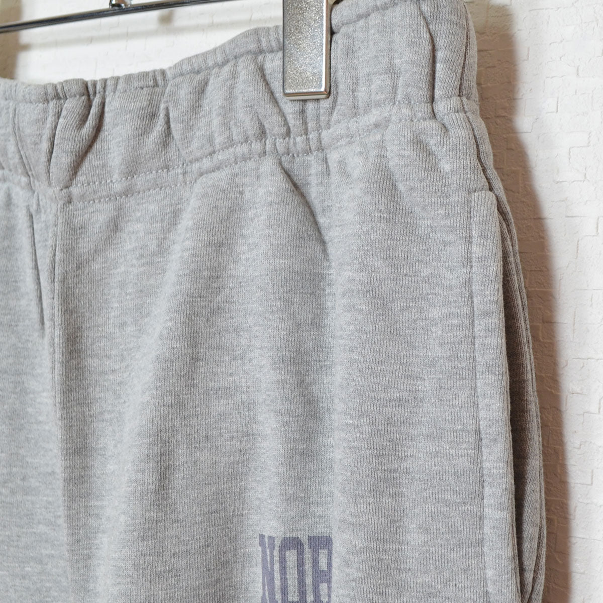 【ユニセックス】裏毛スウェットパンツ 綿100% 肉厚 洗い加工 リラックス ロゴ Sans Souci 34+