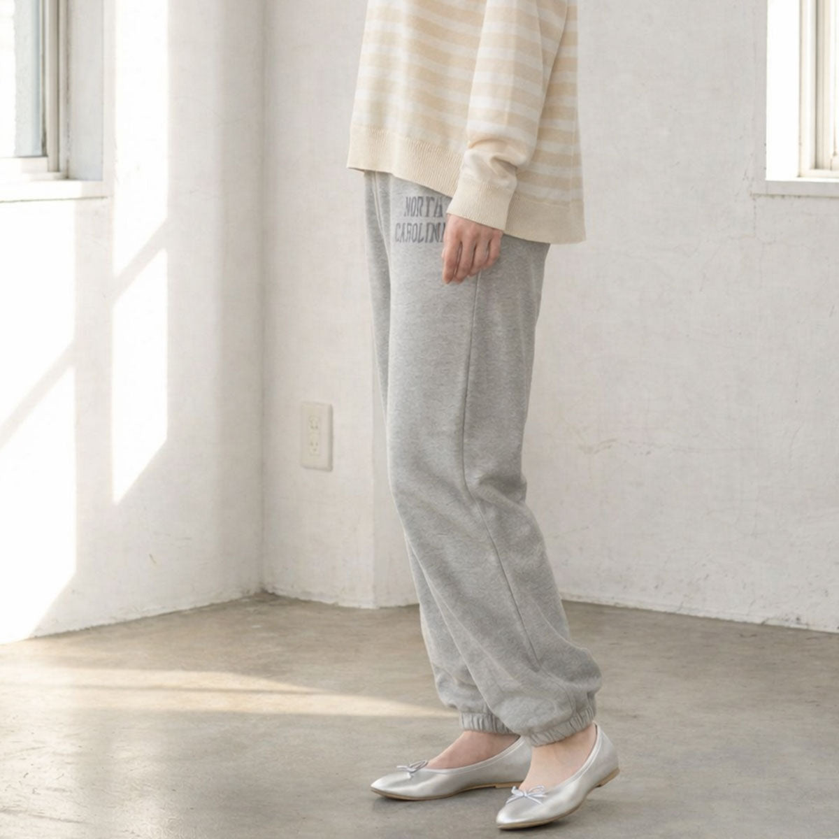 【ユニセックス】裏毛スウェットパンツ 綿100% 肉厚 洗い加工 リラックス ロゴ Sans Souci 34+