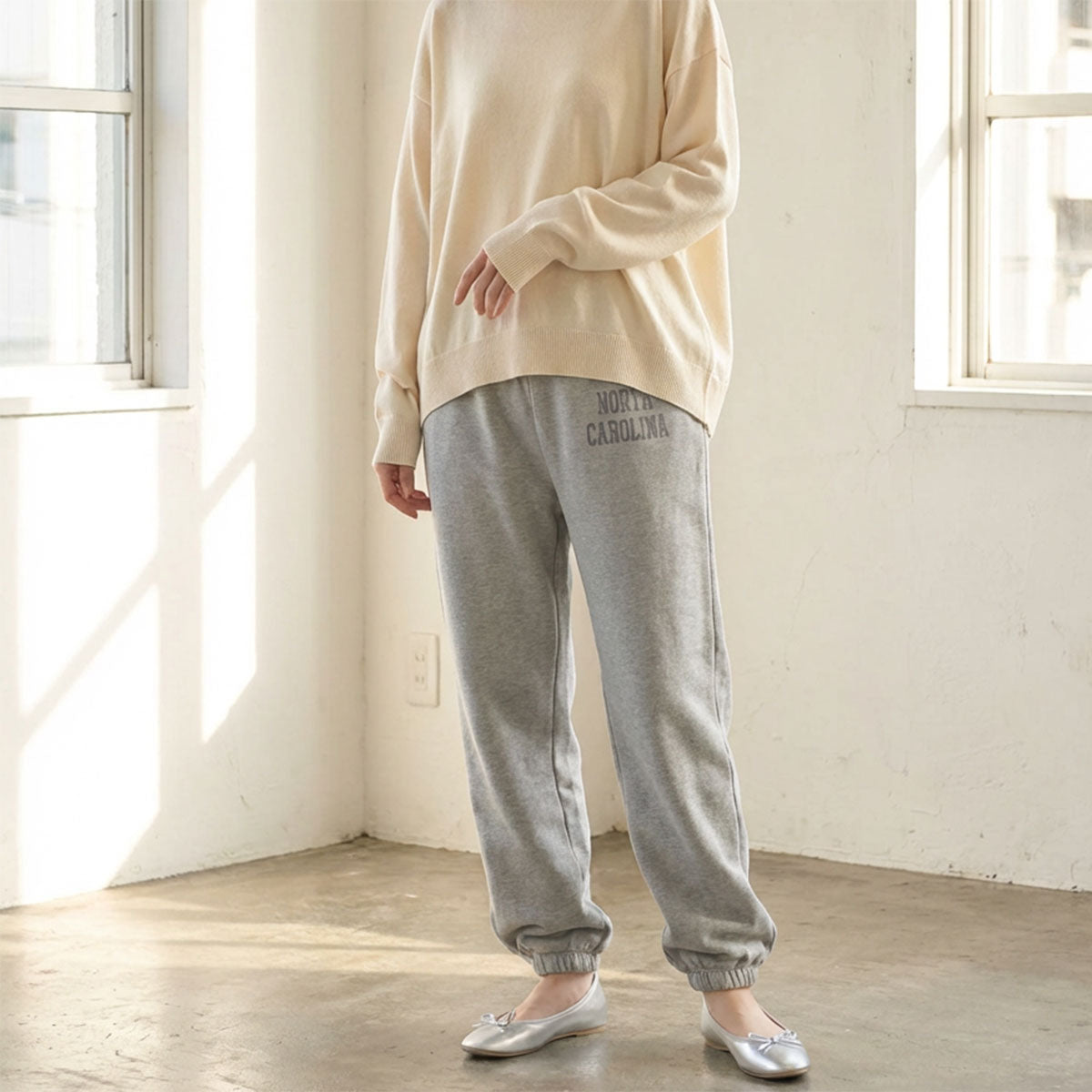 【ユニセックス】裏毛スウェットパンツ 綿100% 肉厚 洗い加工 リラックス ロゴ Sans Souci 34+