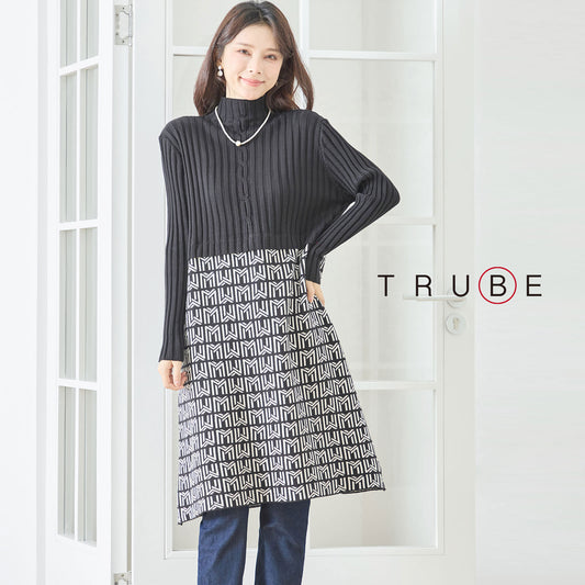 異素材切替リブニットチュニックを着用したモデルの全身正面カット