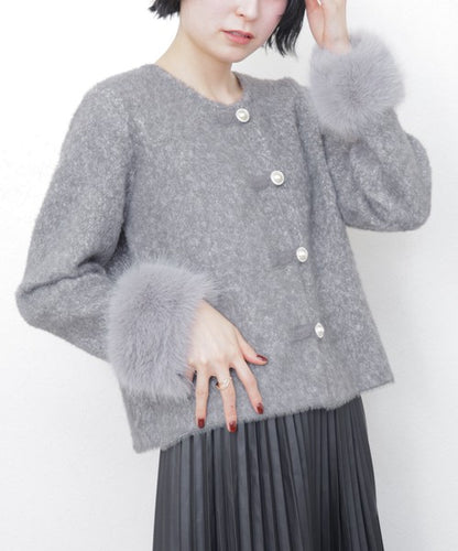 袖口のファーが印象的なカーディガン 横向き姿