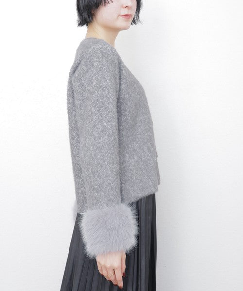 グレーのカーディガンを着たモデルがサイドポーズ