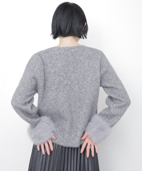 後ろ姿から見るふわふわファー付きカーディガン