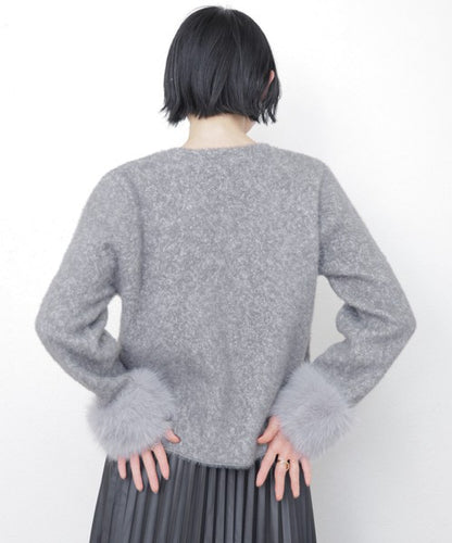 後ろ姿から見るふわふわファー付きカーディガン