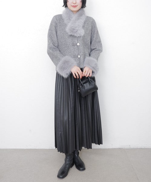 全身コーディネートで着用したカーディガンとプリーツスカート