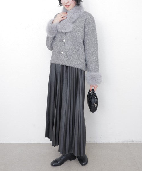 自然なポーズでカーディガンを着こなす女性